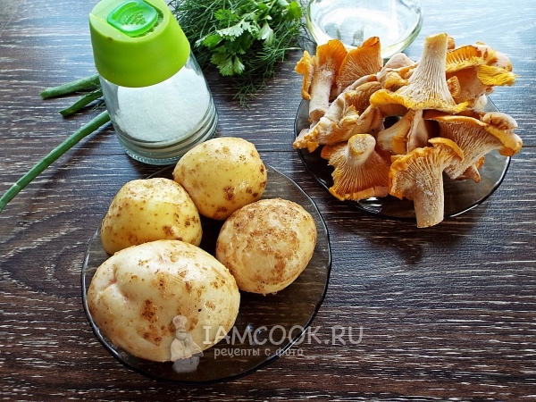 Bahan-bahan untuk kentang goreng dengan cendawan beku