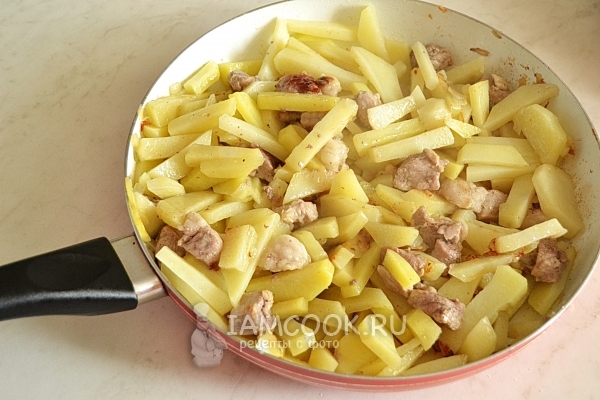 Virtos keptų bulvių su kiauliena receptas keptuvėje