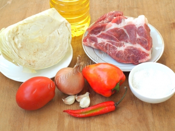 Ingredientes para fritar carne de porco com legumes
