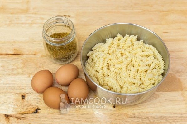 Ingredientes para macarrão frito com ovo