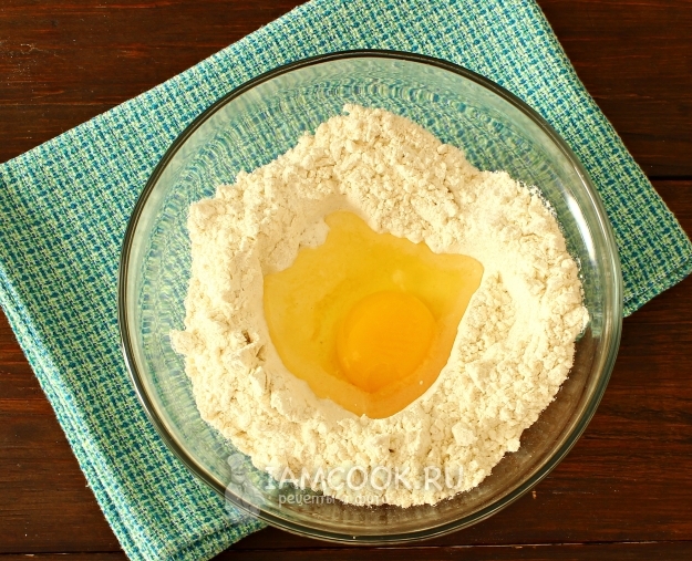 Kjør egget inn i melet