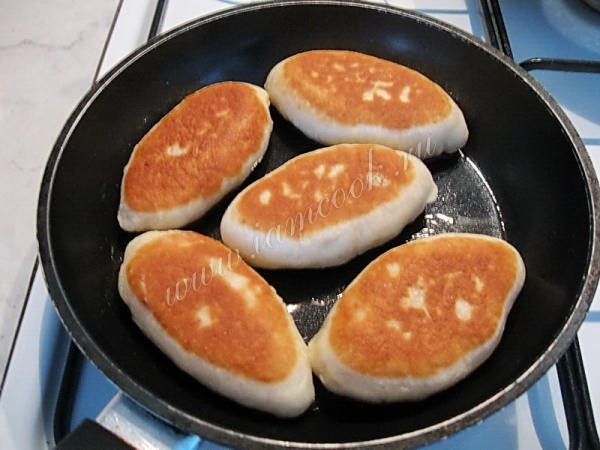 Pai goreng dengan daging dan cendawan dalam kuali