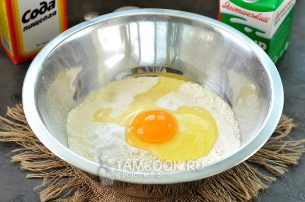 Pandu telur ke dalam tepung
