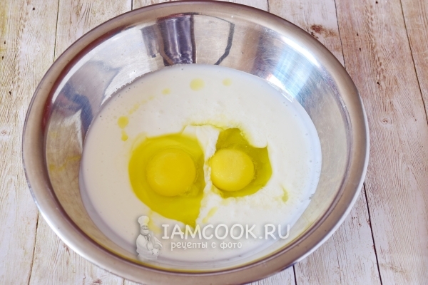 Gabungkan kefir, telur dan mentega