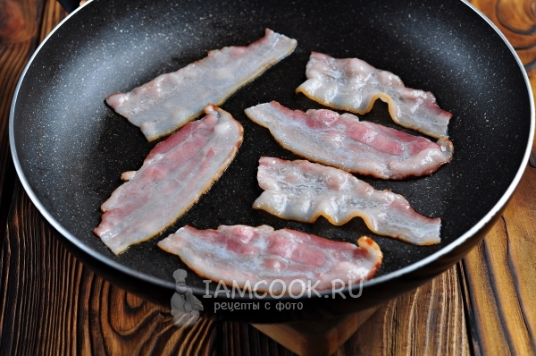 Coloque o bacon na panela