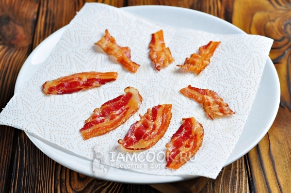 Legg bacon på et serviett