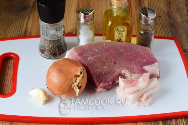 Składniki na pieczone mięso z cebulą na patelni