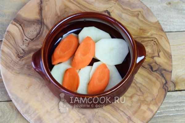 Letakkan kentang dan wortel dalam periuk