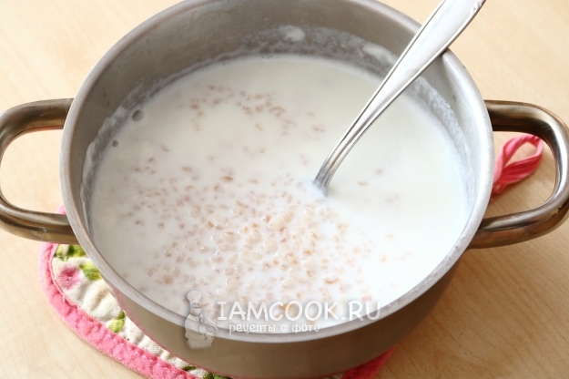 Gambar bubur gandum cair dalam susu