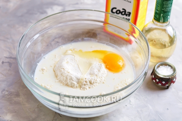 Комбинујте брашно, јаје и јогурт