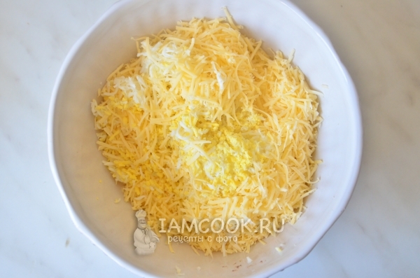 Rendelenmiş yumurta ve rendelenmiş peynir